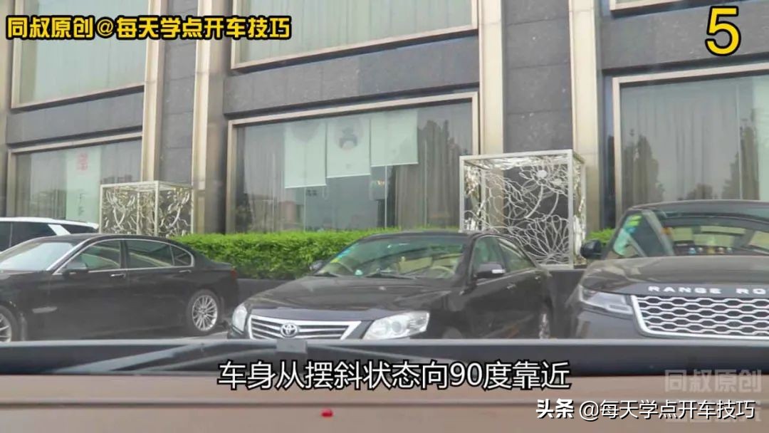 倒库怎样判断车头车尾不压线,倒库车没有顺直可以倒进去吗