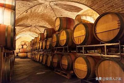 品酒师到处骗酒喝视频,一招教你识别罐装酒和进口酒