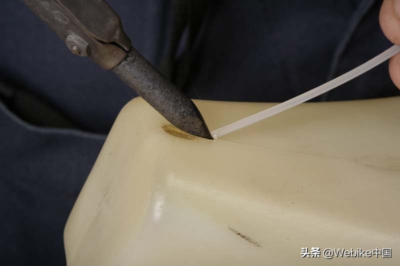 「Webike小学堂」零花费就能修好塑胶油桶的破裂？