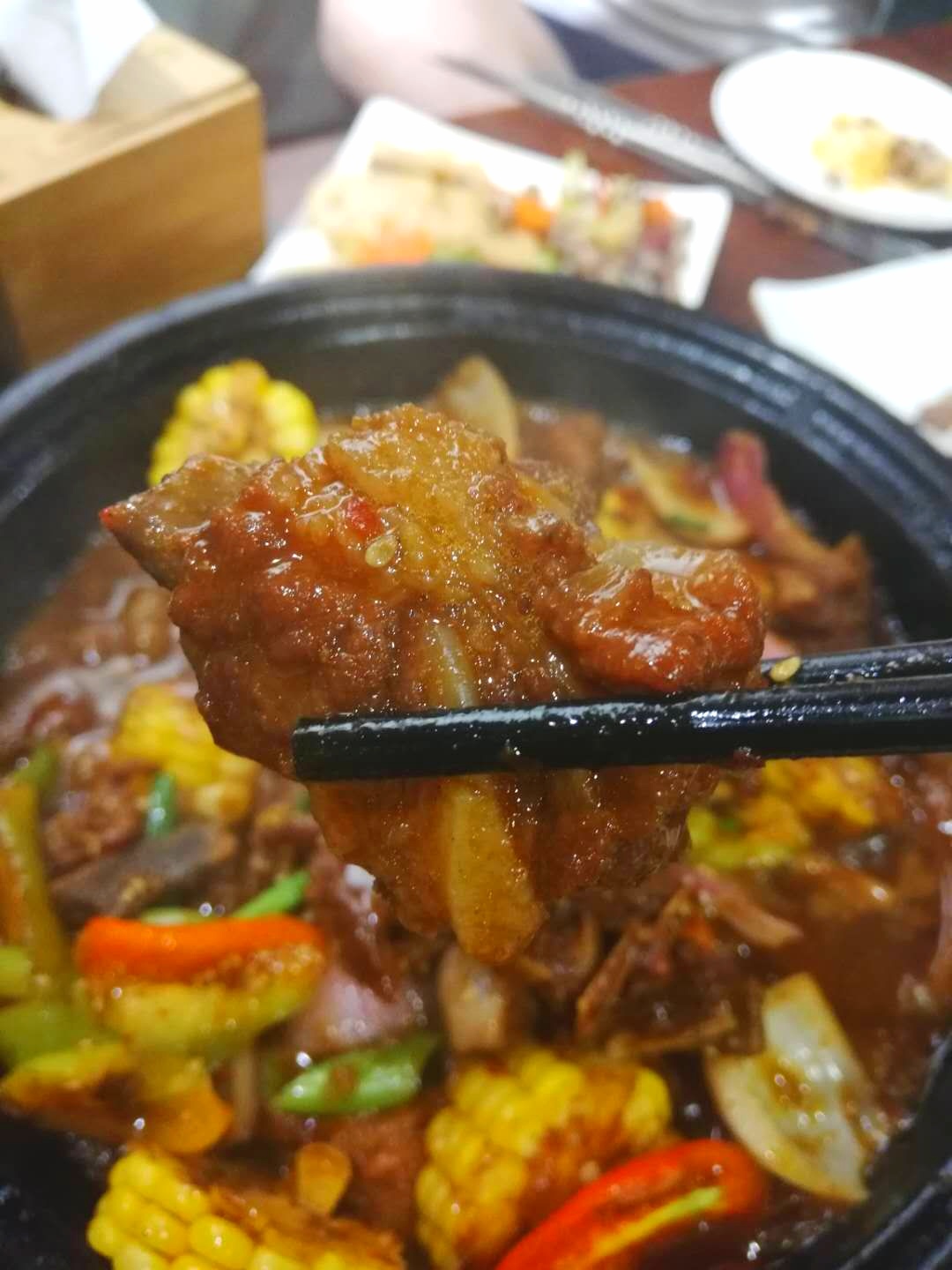 郑州十里铺街，来自于济源的知名炒鸡光光酱，味道果然可带劲儿啊