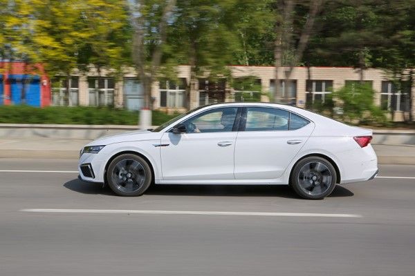 明锐pro底盘和亚洲狮底盘,比亚洲狮性价比高的车