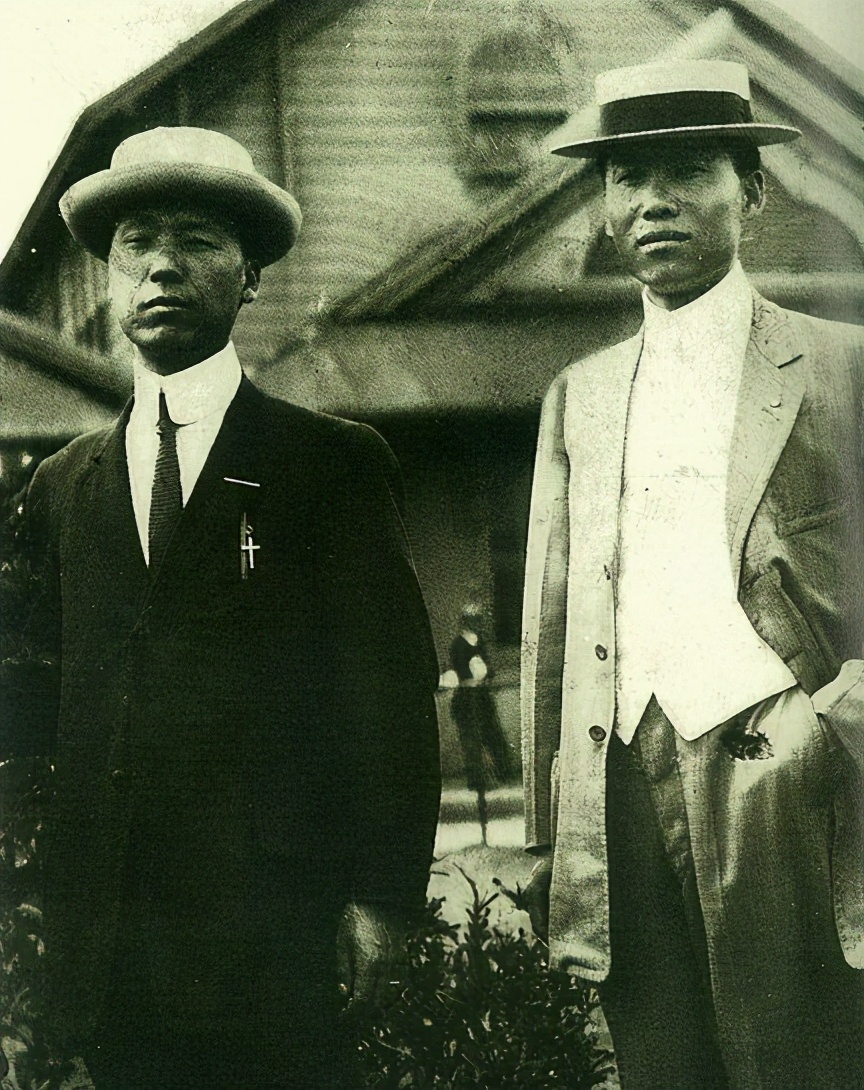 韩国开国总统李承晚，为什么会一步步从“国父”变成“*夫独**”