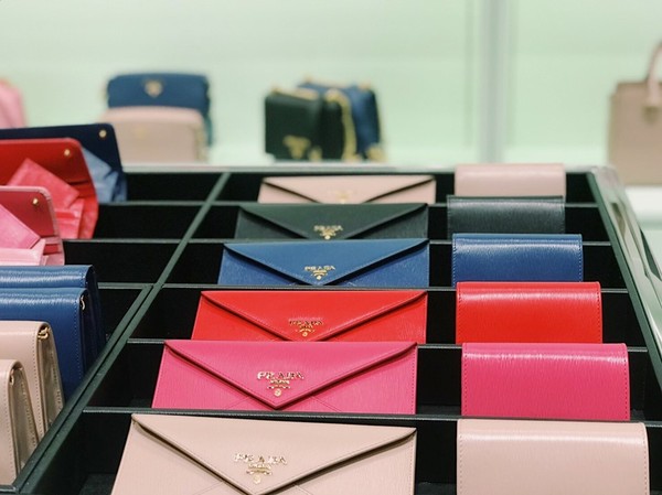 prada香港特卖,prada最新秀