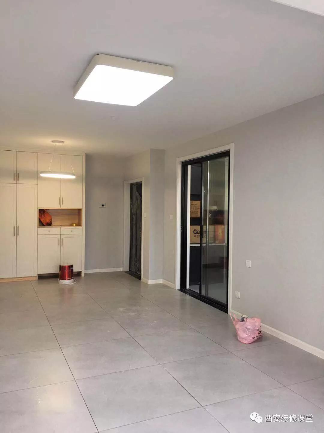 没有吊顶没有石膏线，全部柔光瓷砖，务实省钱