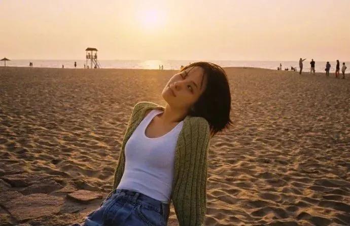 气质针织秋冬穿搭一整套,明星同款针织衫日常穿搭