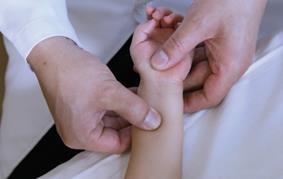 宝宝打嗝儿，亲手推拿宽胸理气、降逆止呃疗效好