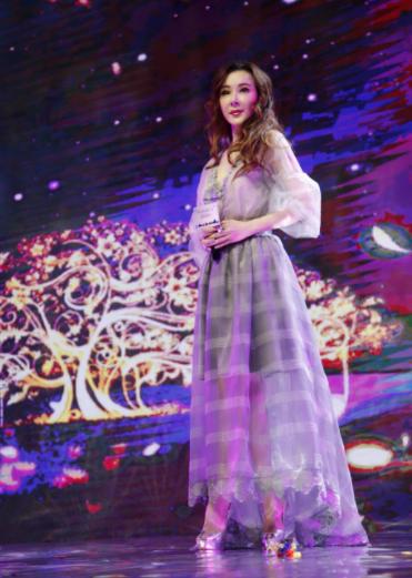 53岁仍未婚、亿万资产无人继承又怎样，单身富婆的快乐你不懂