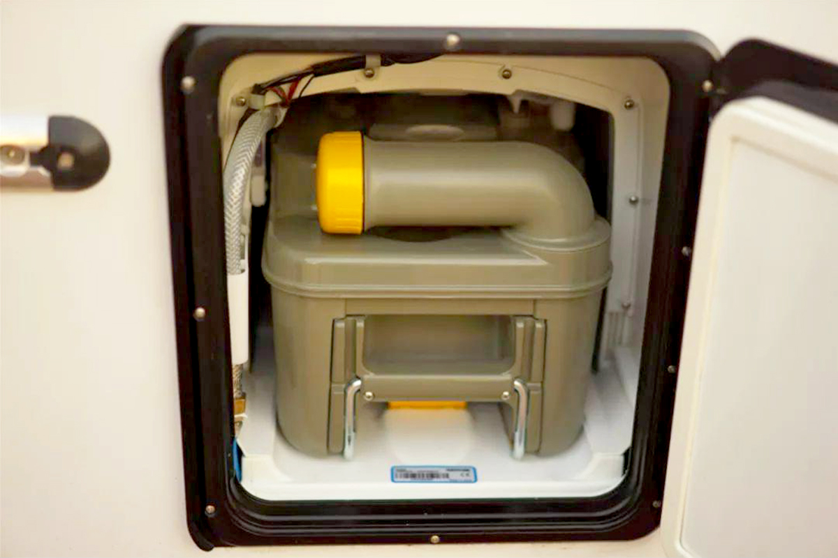 新款国六麦卡单排越野房车,定制四驱越野全地形b型长轴房车