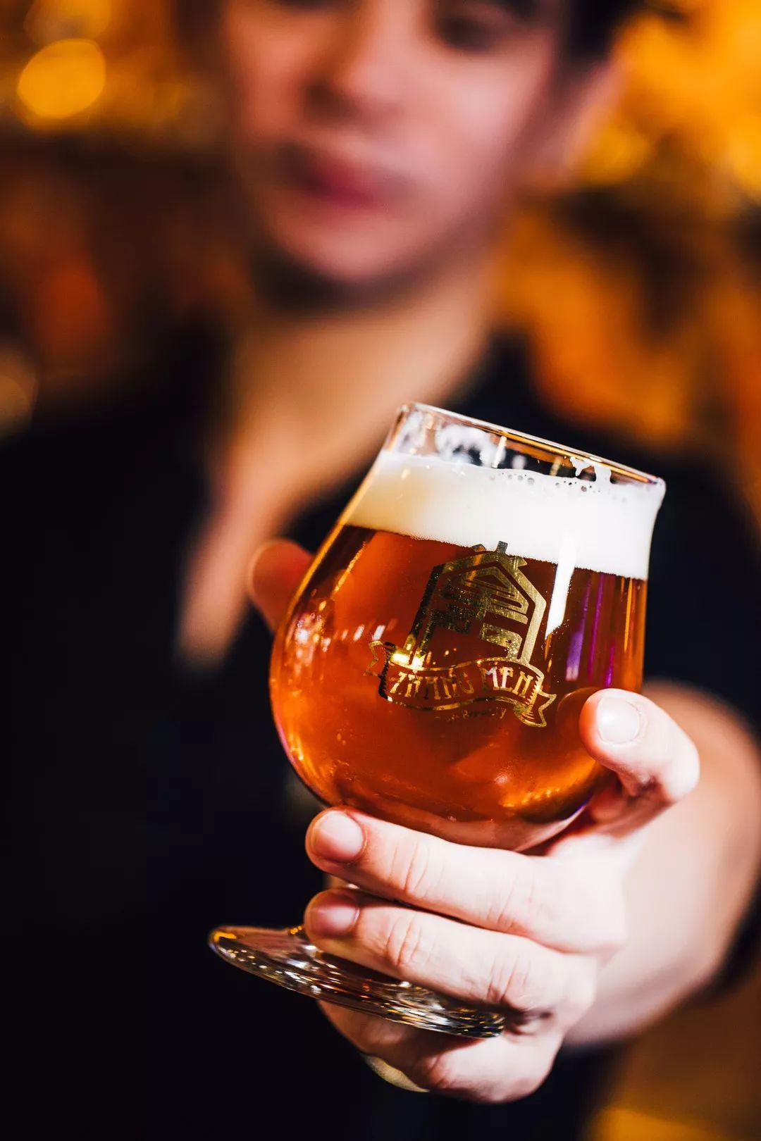 外国人喝中国精酿,泥煤味精酿