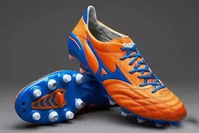 怎么挑选足球鞋的视频讲解,挑选足球鞋场地