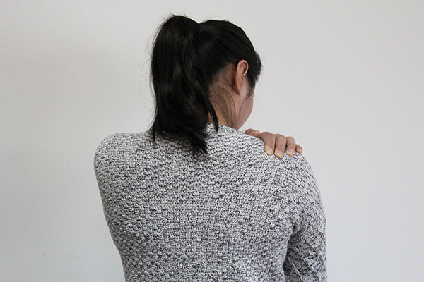 一抬胳膊就疼怎么治疗,一抬胳膊肩膀疼怎么回事