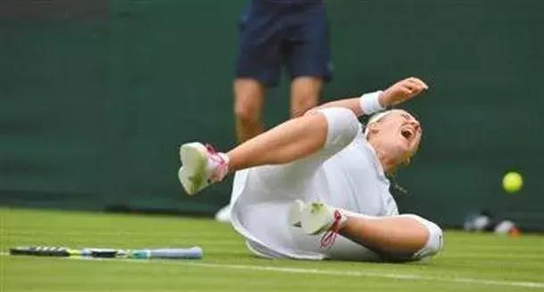 网球球员摔倒,网球拍摔地上反弹接住