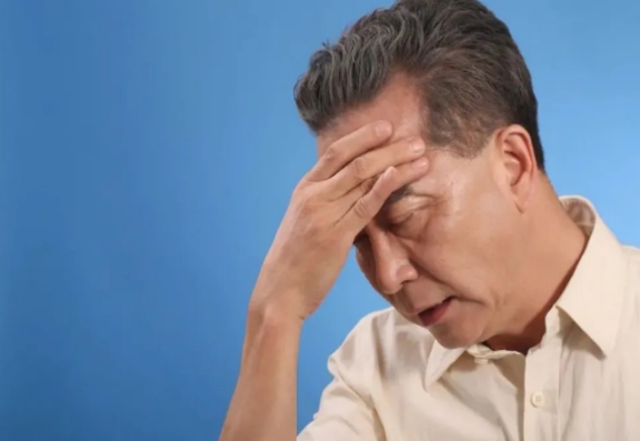 眼睛疼前面有黑点出现,眼睛前面总有黑点在飘是什么原因