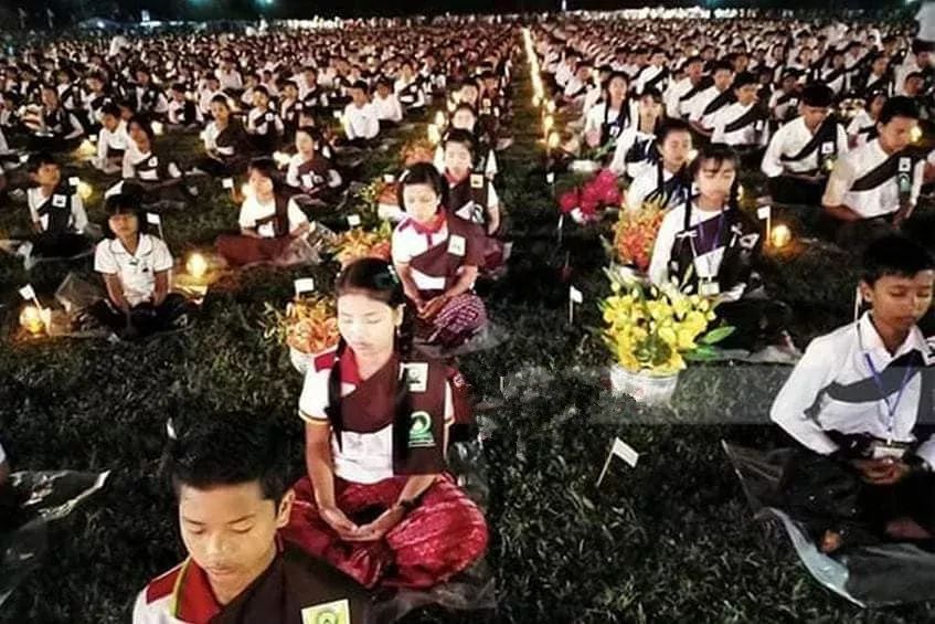 成千上万孔明灯视频,缅甸放飞孔明灯