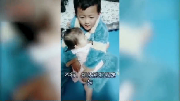 二胎家庭哥哥宠爱妹妹,二胎家庭会羡慕一胎家庭吗