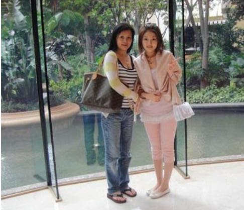 人前是巨星，人后是赚钱工具？这7位明星的爹妈，堪比“吸血鬼”