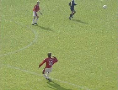 实况足球手游小贝任意球,实况足球小贝中场吊射时刻