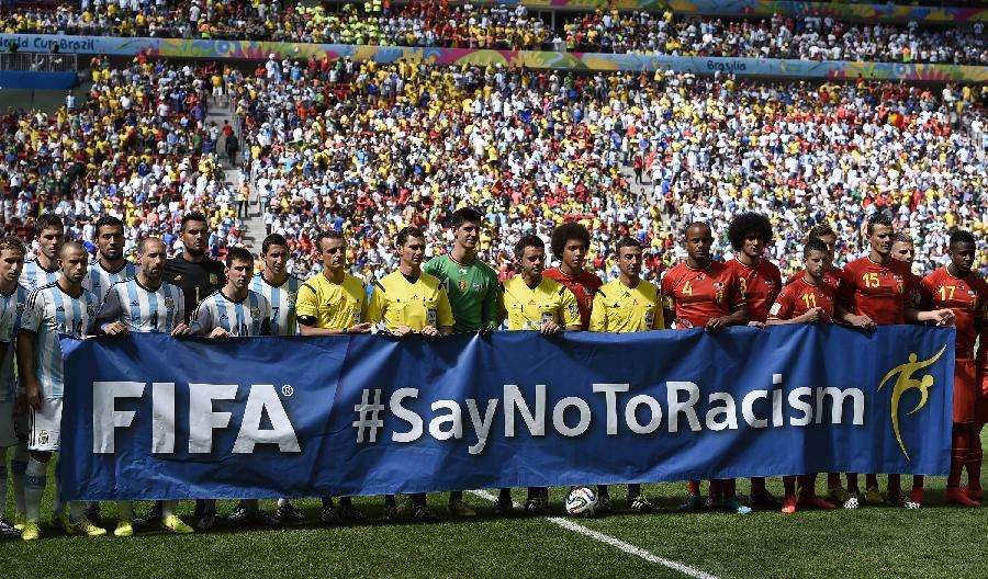 球场上呼吁不要种族歧视,球场上抗议种族歧视活动