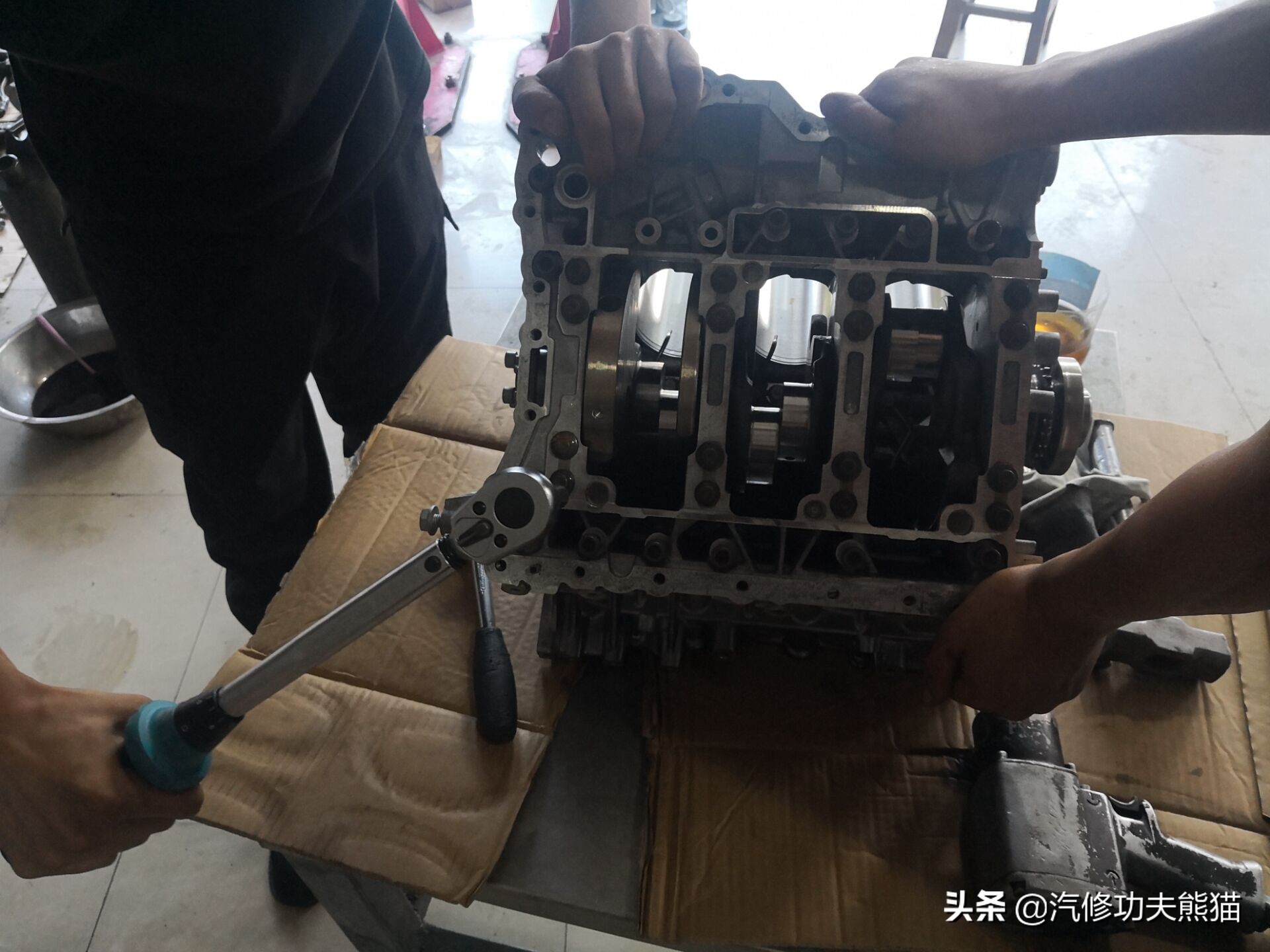 能拉动波音747的大众神车途锐烧机油治理，修完了又可以拉飞机了