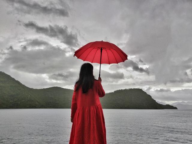 下雨拍照姿势大全不带伞,旅游打伞拍照姿势