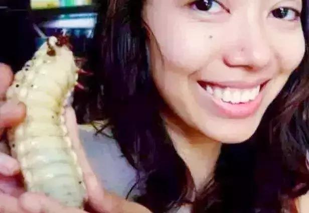 重口味慎入！美女玩起了大肉虫子，竟盘得又红又亮！