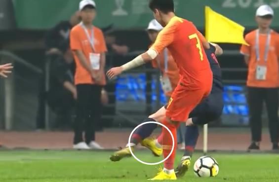 韦世豪上演一条龙撕破泰国后防线,韦世豪故意踢走皮球吃黄牌