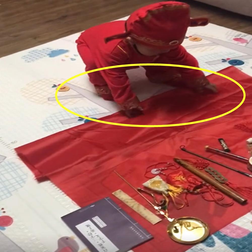 1岁宝宝抓周抓了尺子,一岁宝宝抓周仪式值不值得去