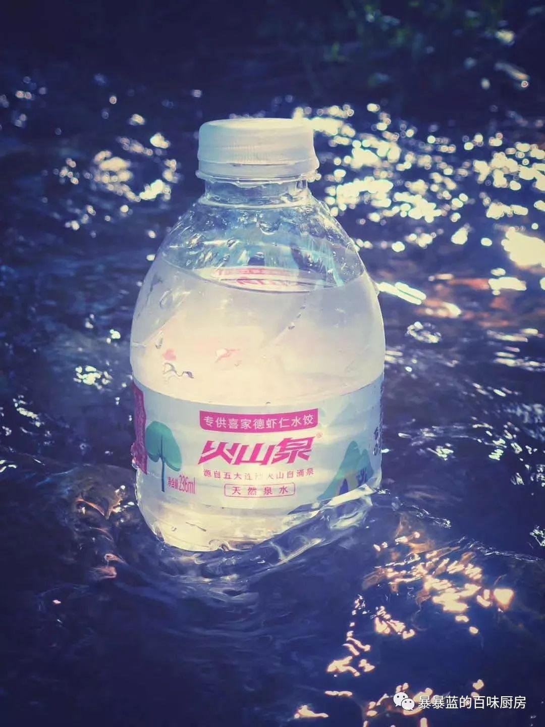 这家水饺店出了一瓶万年稀罕的天然自涌泉,到店免费喝,牛掰啊