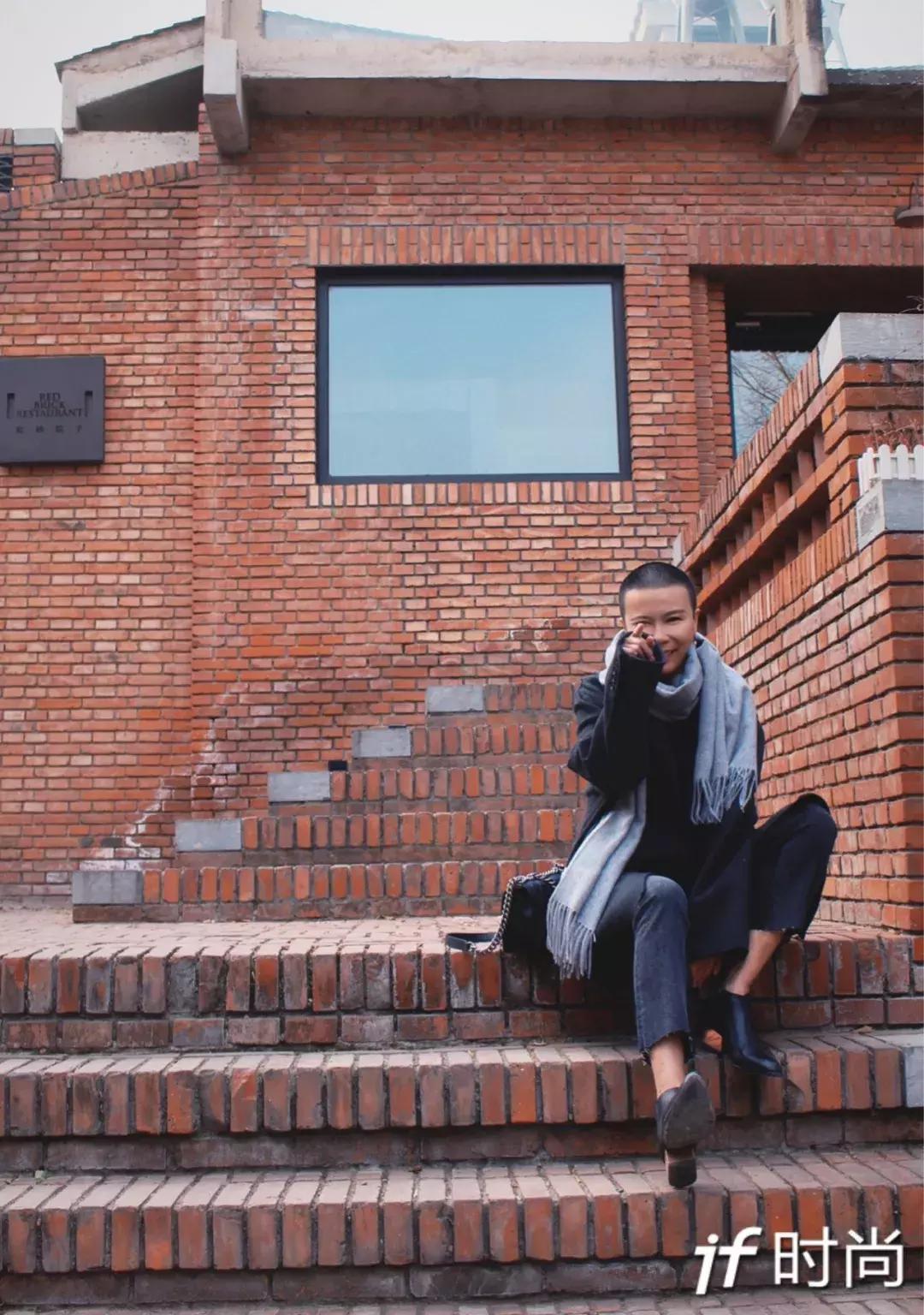 适合羽绒服显脸小围巾的系法,怎么给女生系围巾不会显脸小