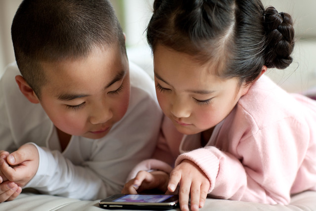 孩子想尽办法玩手机，上网课时刷视频、玩游戏怎么办？