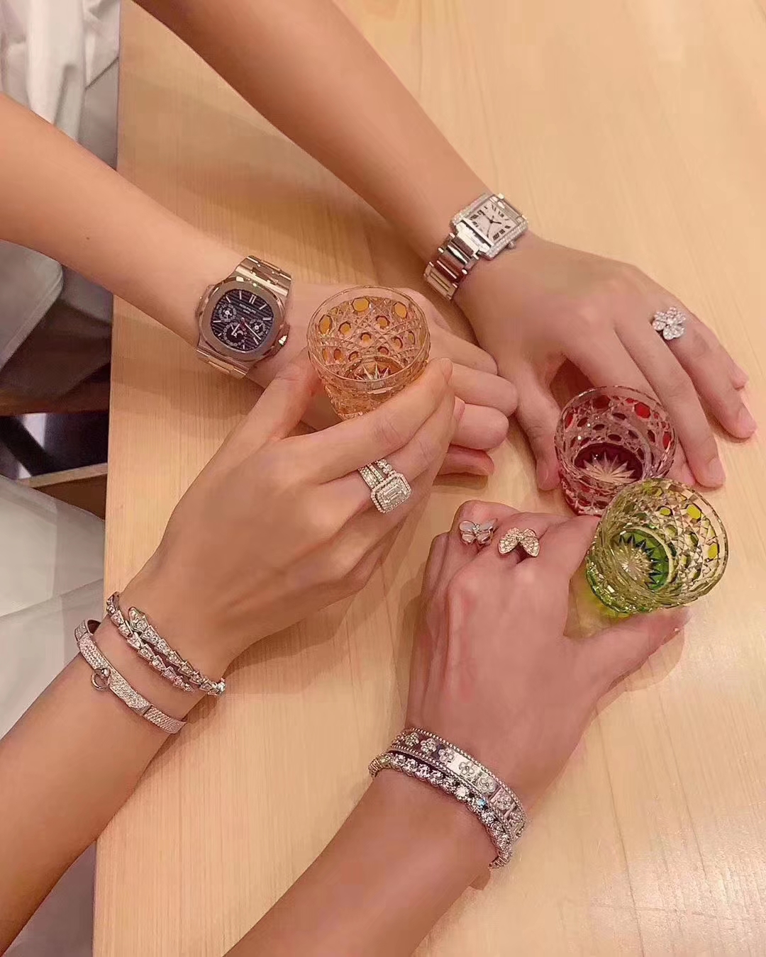 黄金手镯和翡翠手镯哪个保值,国际大牌翡翠手镯图片