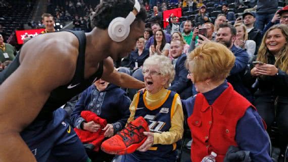 nba送球鞋给球迷为什么要取鞋垫,nba球员有哪些穿欧文球鞋的