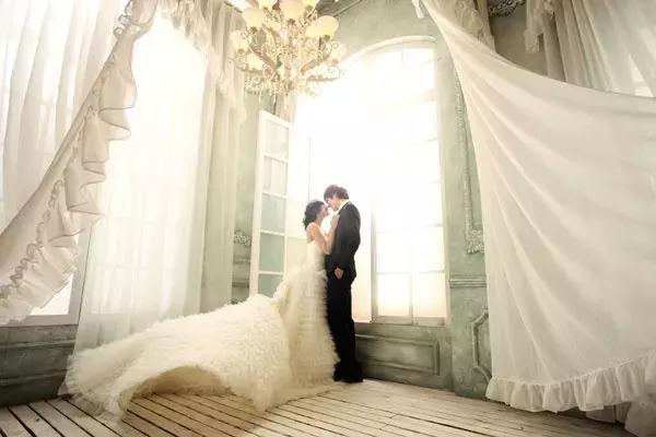 不拘泥形式的婚纱照,婚纱照小众风格这样拍也好看