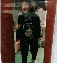 太有意思了,女朋友不屑一顾的表情很到位