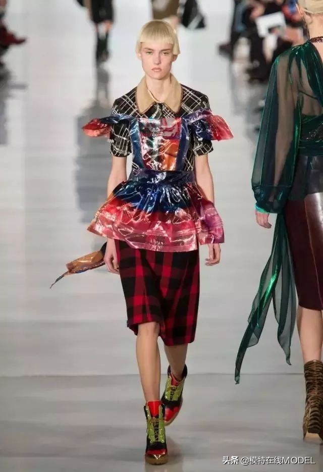 为什么时装秀上的衣服经常奇形怪状？不切实际的衣服到底有何用