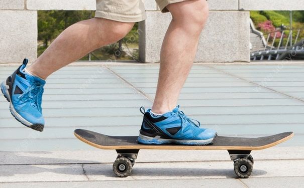 李宁好看的滑板鞋雪凝灰色的,李宁时尚经典滑板鞋