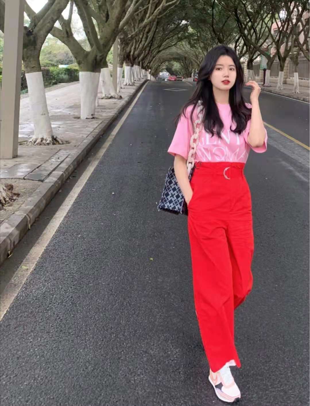 红色民族风上衣搭配什么裤子,咖啡色裤子配红色上衣好看吗