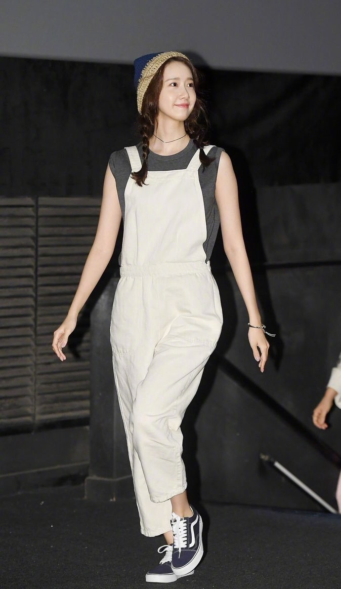 林允儿西装搭铅笔裤现身,林允儿穿搭秀身材