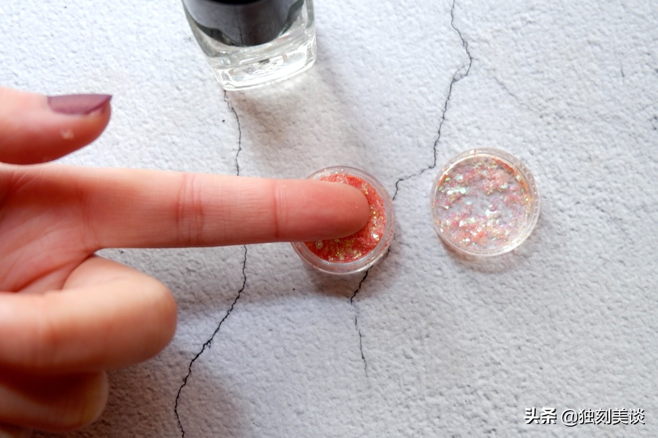 是什么闪瞎眼?藏在指尖的小秘密,只需用你的亮片眼影DIY