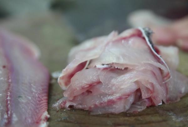 五星级大厨教你做不腥清蒸鲈鱼,大厨教你做最好吃的鲈鱼