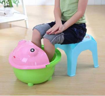 小孩脚部白癜风,小孩湿疹后擦药导致白癜风