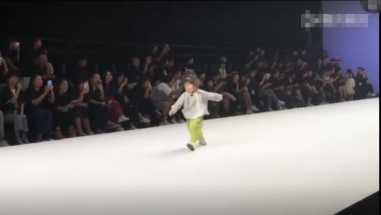 童模走路正确迈步姿势,童模最不缺的就是自信