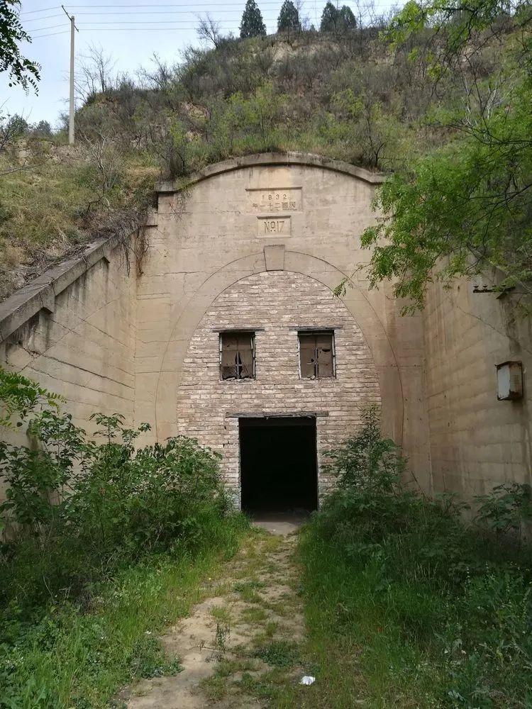 坐车穿越鬼屋,骑自行车到鬼屋