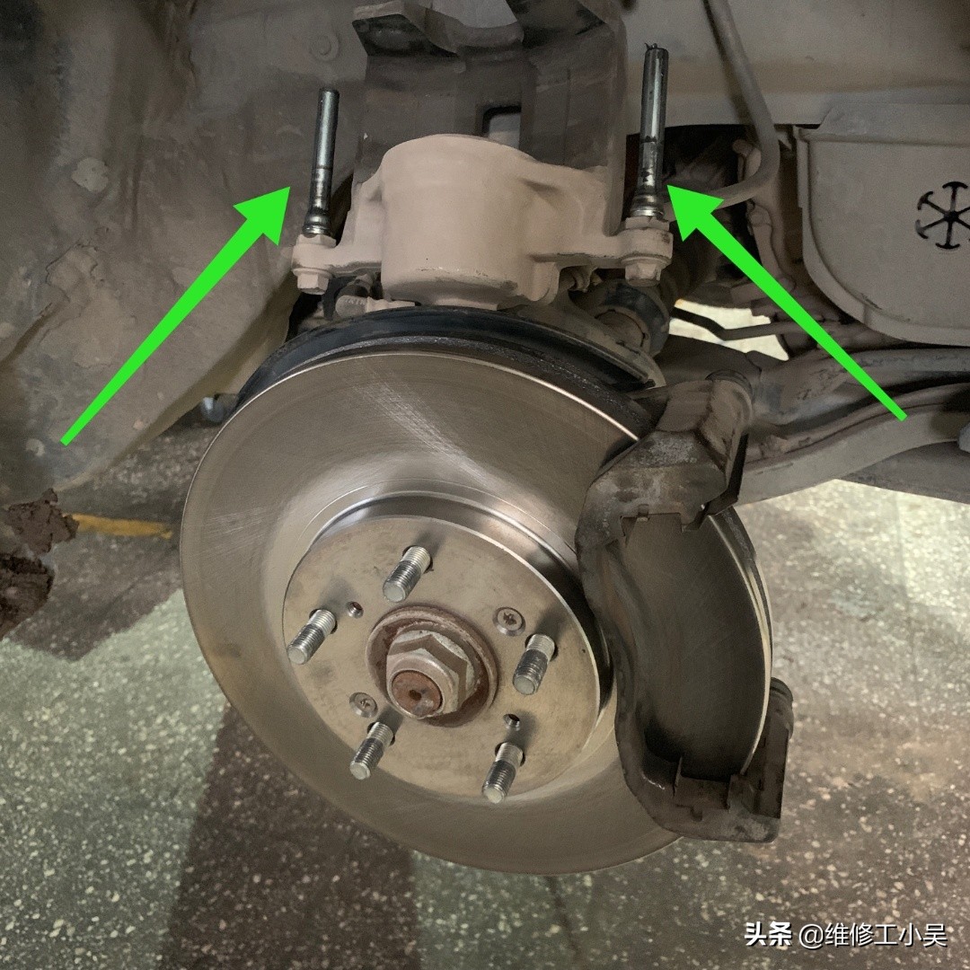 看着要换的一堆新配件,本田车主抱怨:修车基本就是换配件了