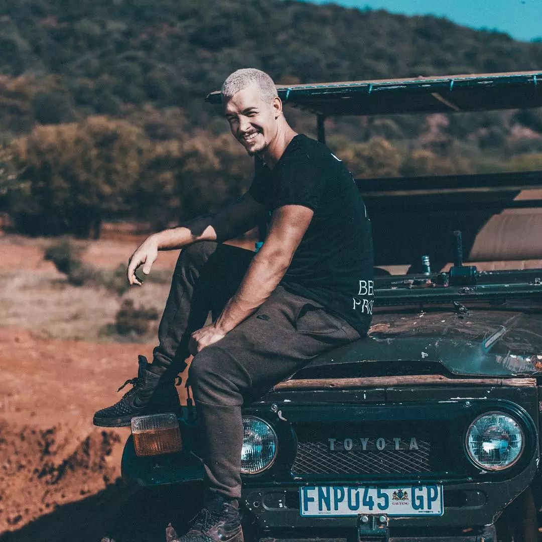 放弃百万年薪，去非洲撸猫？长腿版小李子引63w人舔屏：看我看我