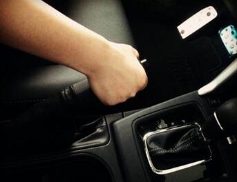 连续两脚刹车后刹车踩不动,刹车踩不下去刹车失灵怎么回事