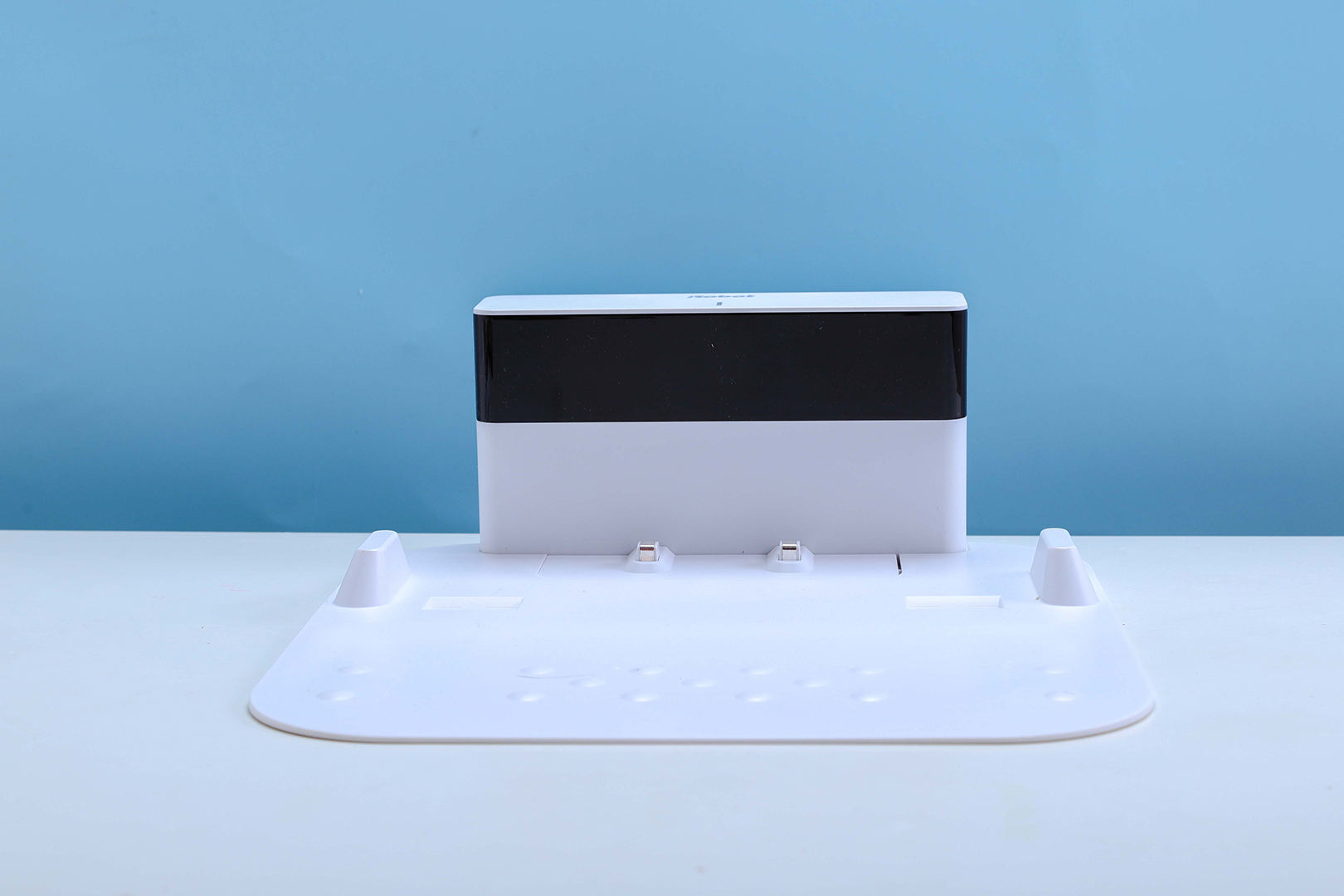 自带眼睛还有嘴，喷水式擦地机器人效果实测