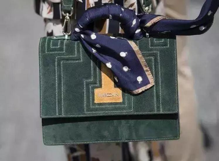 丝巾绑手腕教程,绑丝巾其实很简单