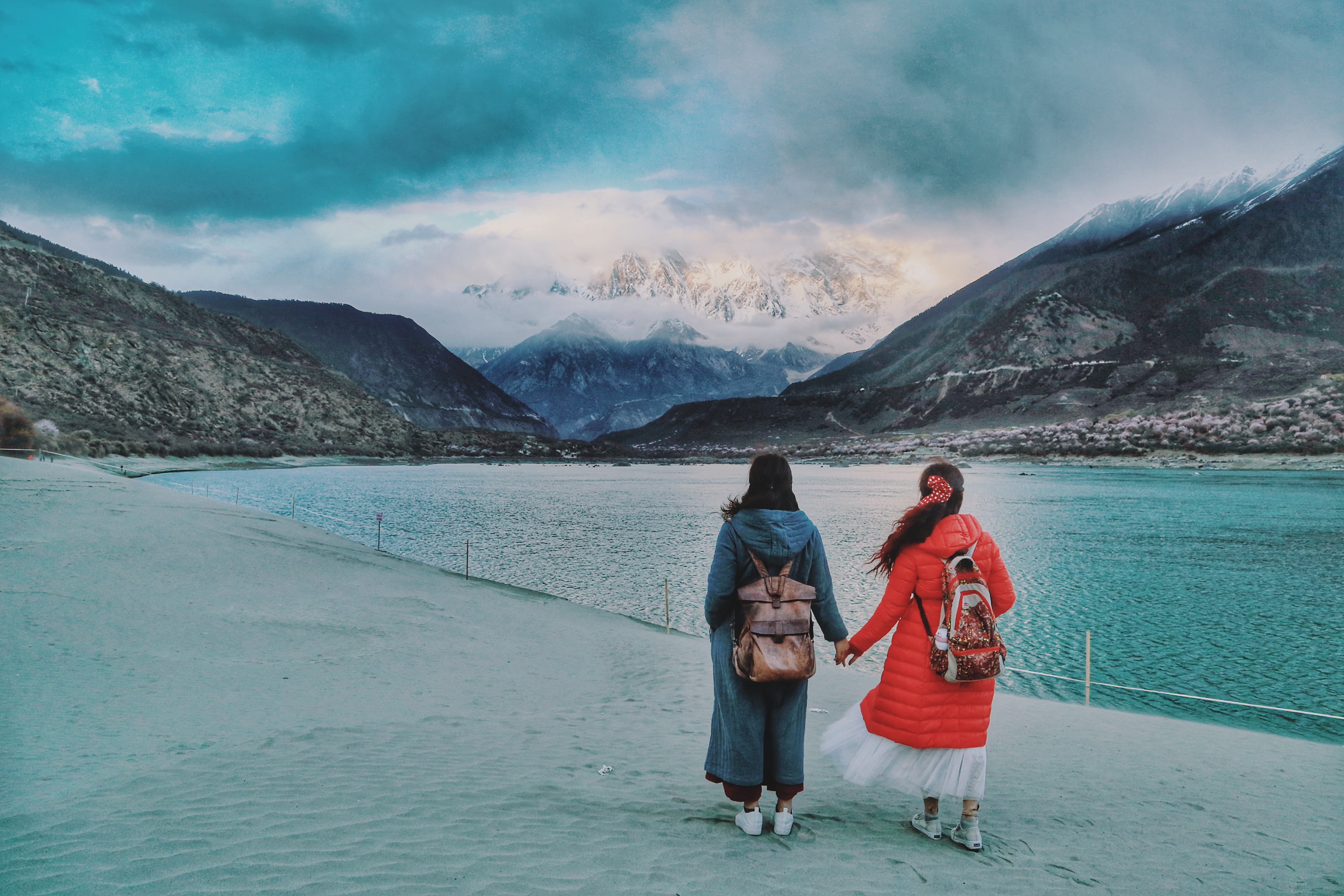 闺蜜旅游拍照片怎么摆动作,闺蜜旅游拍照姿势大全站姿