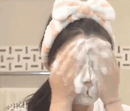 ​建议皮肤“坑洼”的女生，多在这件事花功夫，脸上净爽还更嫩了